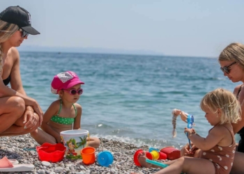 Bayramın 1. gününde turistler plaja akın etti