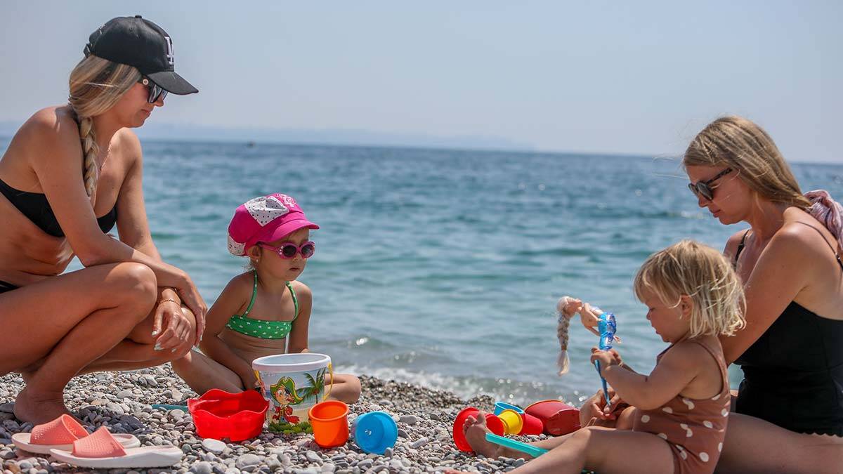 Bayramın 1. gününde turistler plaja akın etti