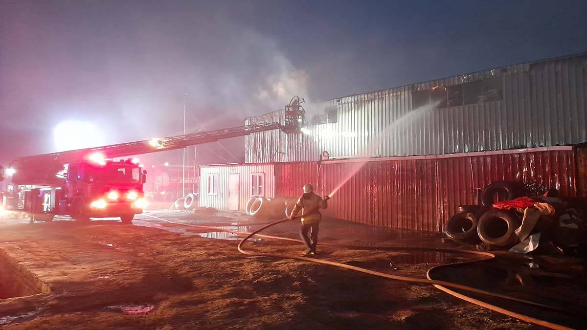 İzolasyon malzemesi üreten fabrikada yangın
