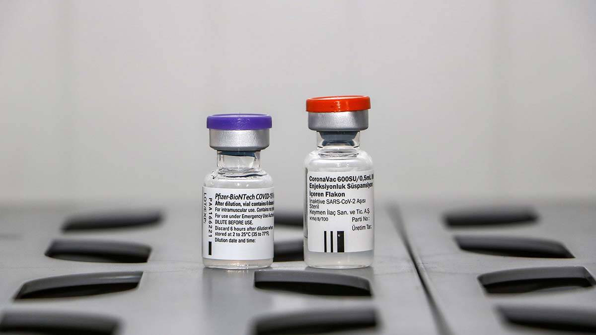 Antalya Sağlık Müdürlüğü Aşı Birimi Sorumlusu Dr. Özge Abacı Bozyel, "Aşının aktarım sürecinde hangi sıcaklık derecesinde, ne kadar kaldığı, barkod sistemi üzerinden kontrol ediliyor. Hangi derecede, kaç gün, kaç saat kalacağı otomatik olarak belirleniyor. İnsani hata payı yok" dedi.