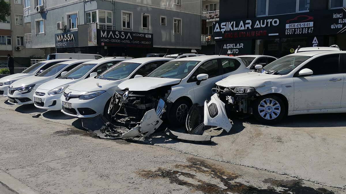 Avcılar'da zincirleme kaza 12 araç birbirine girdi