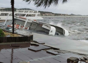 Ayvalık'ta fırtınada 20 tekne battı