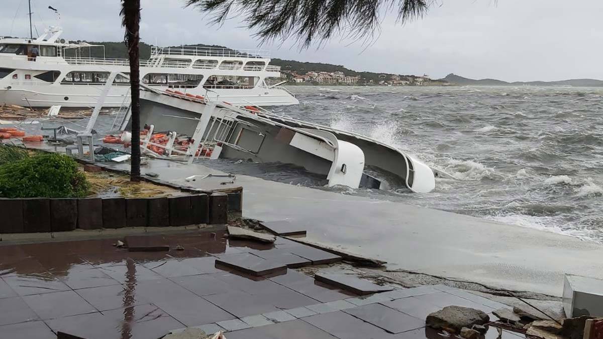 Ayvalık'ta fırtınada 20 tekne battı