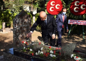 Bahçeli Türkeş'in anıt mezarını ziyaret etti