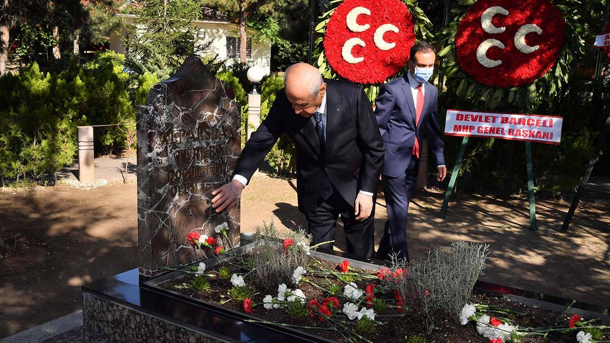 Bahçeli Türkeş'in anıt mezarını ziyaret etti