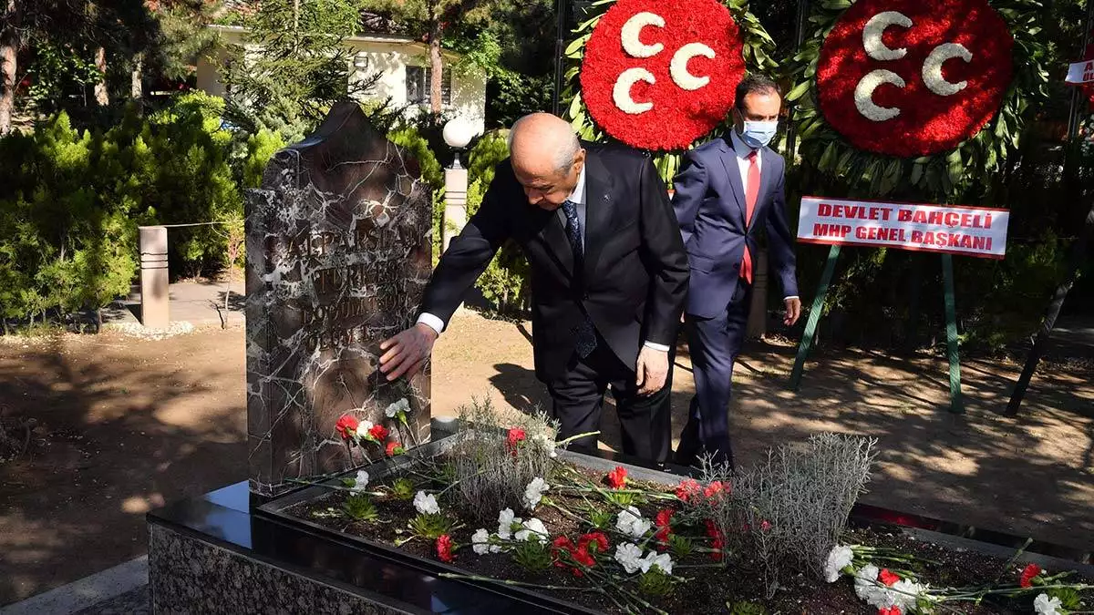 Bahçeli türkeş'in anıt mezarını ziyaret etti