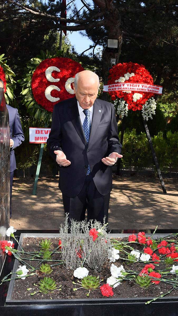 Bahçeli Türkeş'in anıt mezarını ziyaret etti