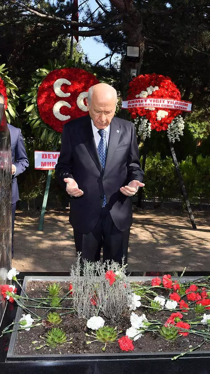 Bahçeli türkeş'in anıt mezarını ziyaret etti