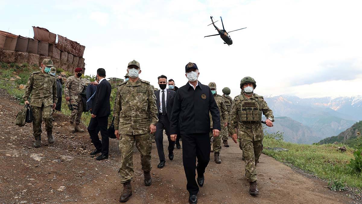 Bakan Akar, "Pençe-Şimşek ve Pençe-Yıldırım operasyonları başarılı şekilde devam ediyor. Şu ana kadar 44 terörist etkisiz hale getirildi" dedi.