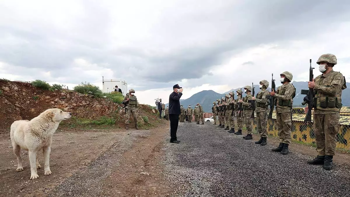 Bakan akar, "pençe-şimşek ve pençe-yıldırım operasyonları ile terörle mücadelemiz son terörist etkisiz hale getirilinceye kadar devam edecek" dedi.