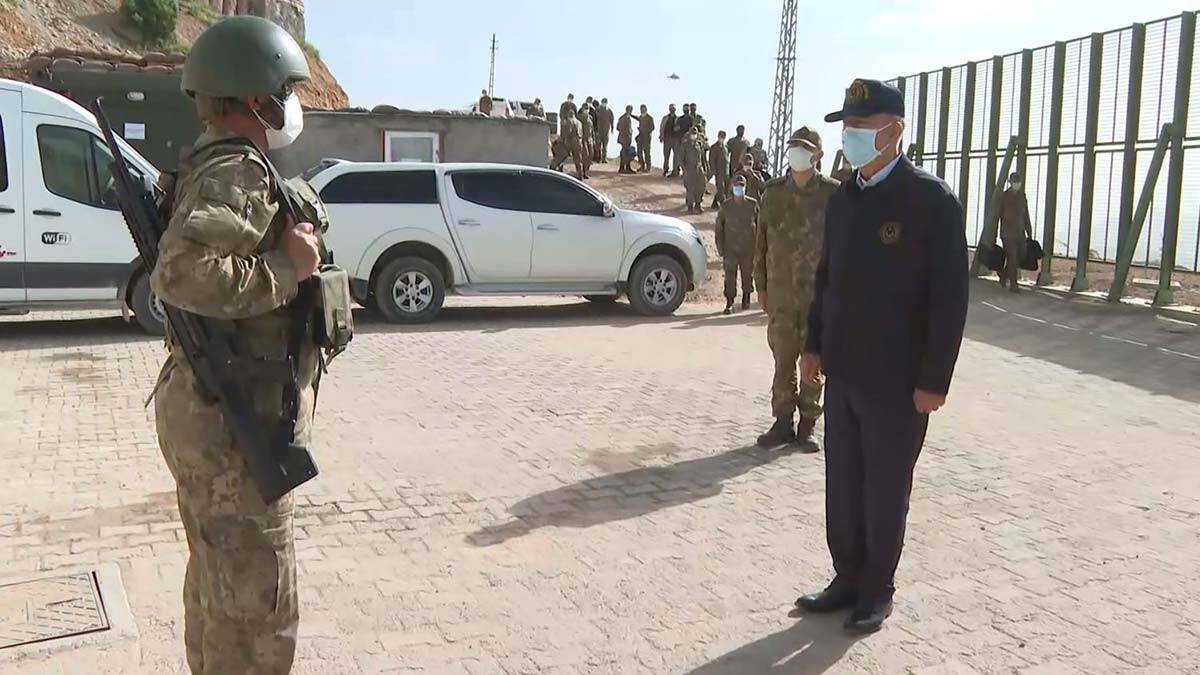 Bakan Akar, beraberinde Genelkurmay Başkanı Orgeneral Yaşar Güler, Kara Kuvvetleri Komutanı Orgeneral Ümit Dündar, Deniz Kuvvetleri Komutanı Oramiral Adnan Özbal ve Hava Kuvvetleri Komutanı Orgeneral Hasan Küçükakyüz ile sınırın sıfır noktasındaki üs bölgelerinde Mehmetçik ile bayramlaştı.