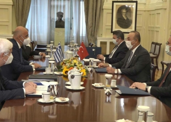 Bakan Çavuşoğlu Yunan mevkidaşı ile görüştü