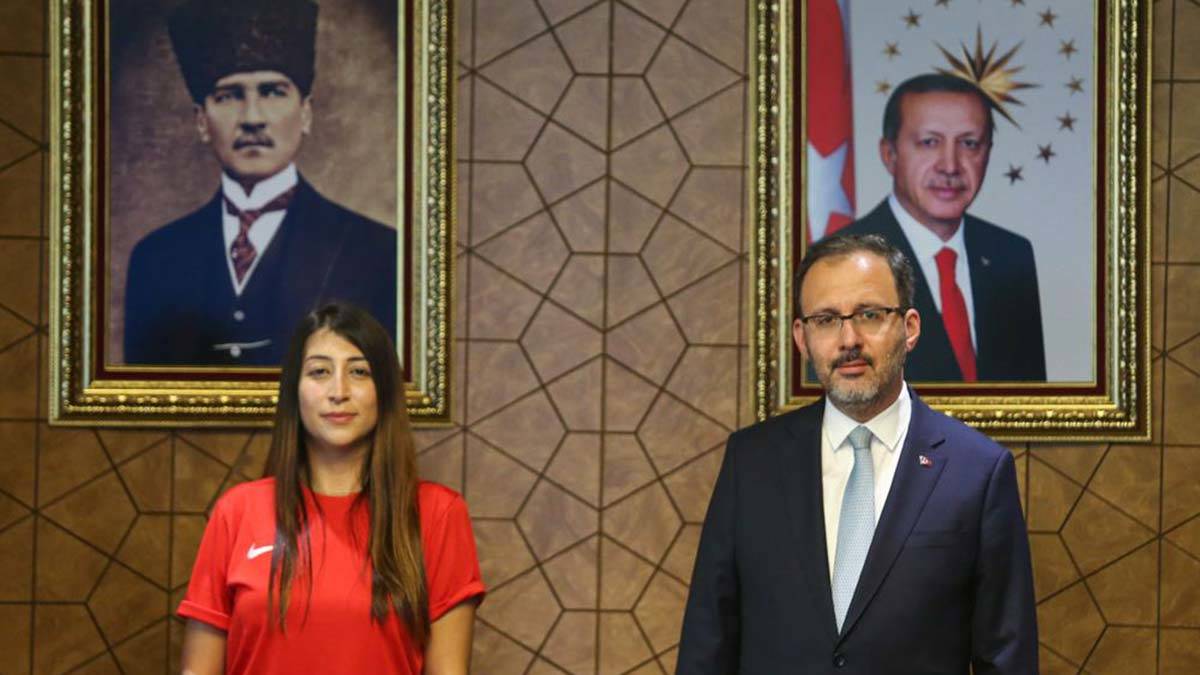 Uruk, geçtiğimiz yıl serbest dalışta dünya rekoru kırmak için Meksika'nın Valladolid kentine gittiğini, koronavirüs salgını nedeniyle dalış yapacakları yerlere ulaşma imkanları olmadığı için yaklaşık 1 ay bu ülkede beklediğini ifade etti.