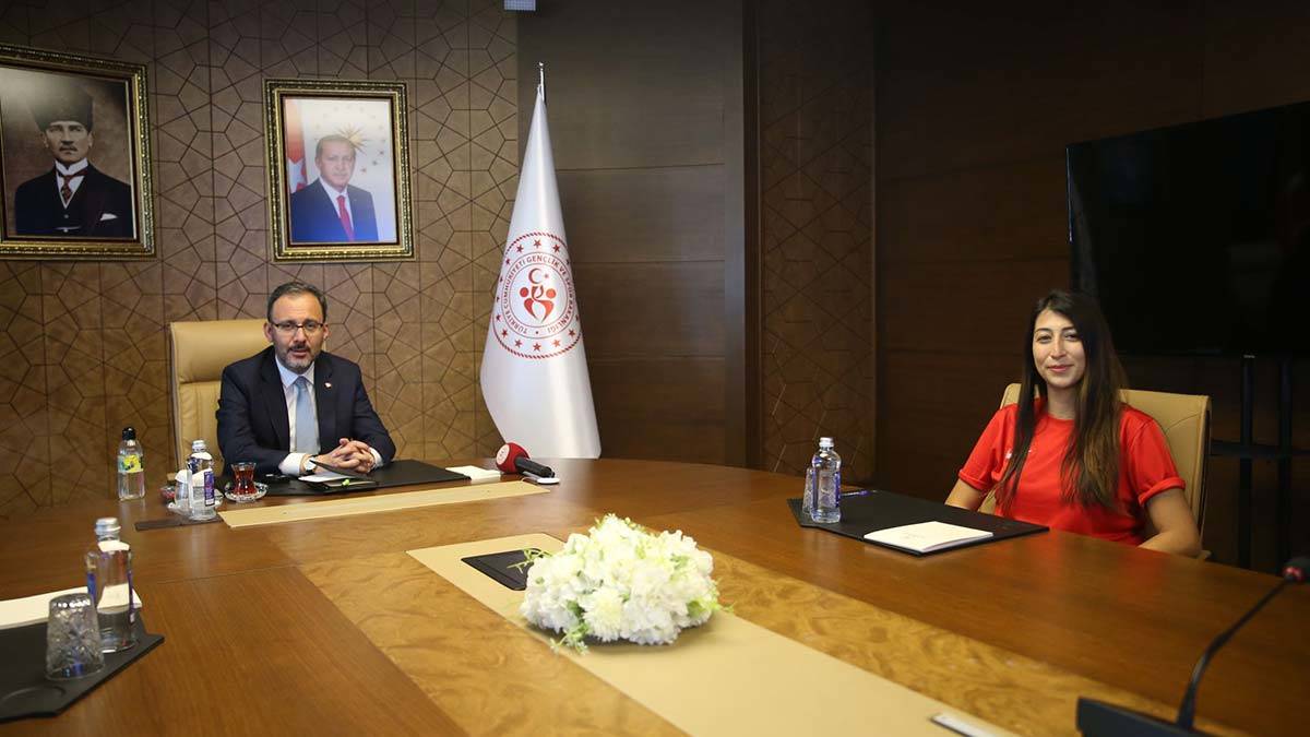 Bakan Kasapoğlu dünya rekortmeni Fatma Uruk'u kabul etti