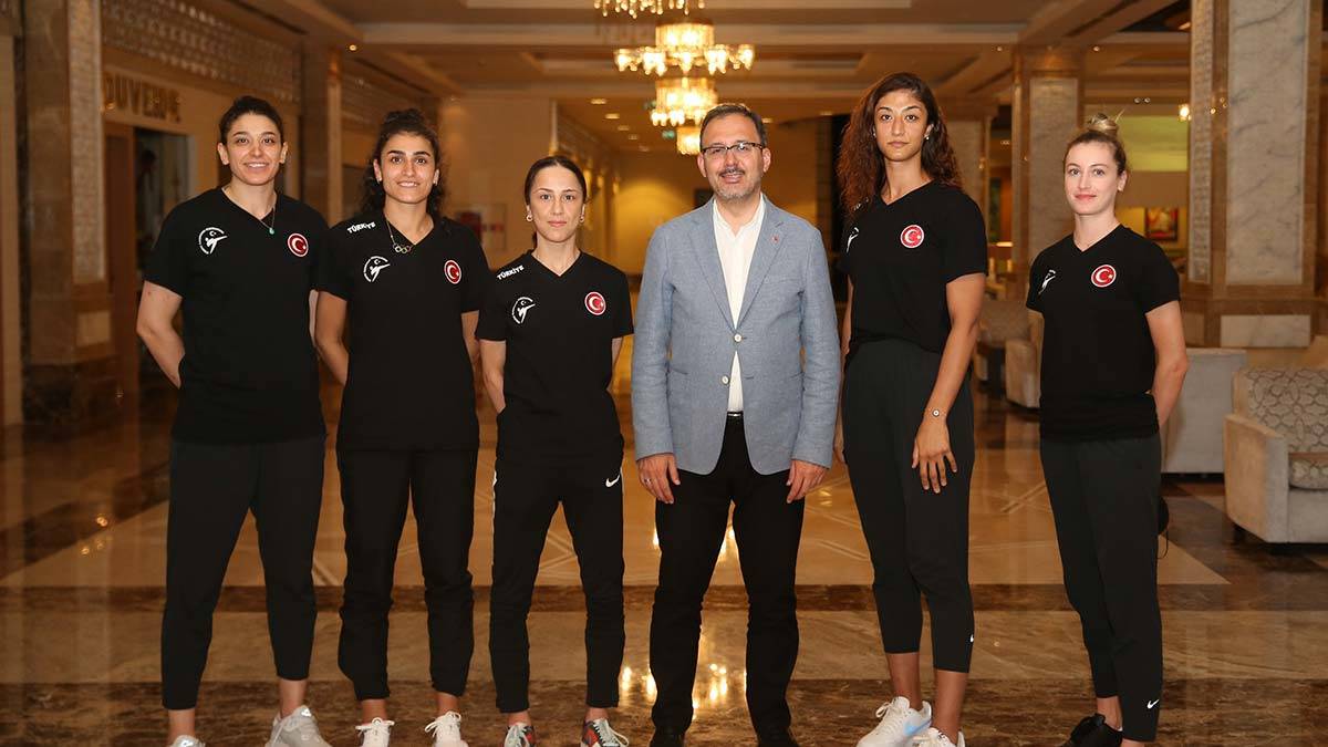Bakan Kasapoğlu, A Milli Futbol Takımımızın Azerbaycan ile arasında Alanya Stadyumunda oynadığı hazırlık maçının ardından Belek'te bir otelde kamp çalışmalarını sürdüren Tekvando Kadın Milli Takımını ziyaret etti.