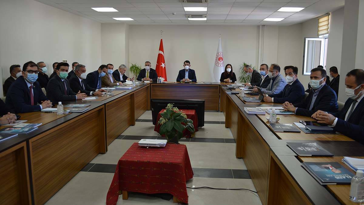 Murat Kurum, Kanal İstanbul açıklaması yaptı; Temelinin yaz aylarında atılacağını ifade ederek, bakanlık olarak tüm planlamaları yaptıklarını söyledi.