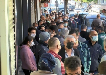 Baklavcı önünde metrelerce kuyruk oluştu