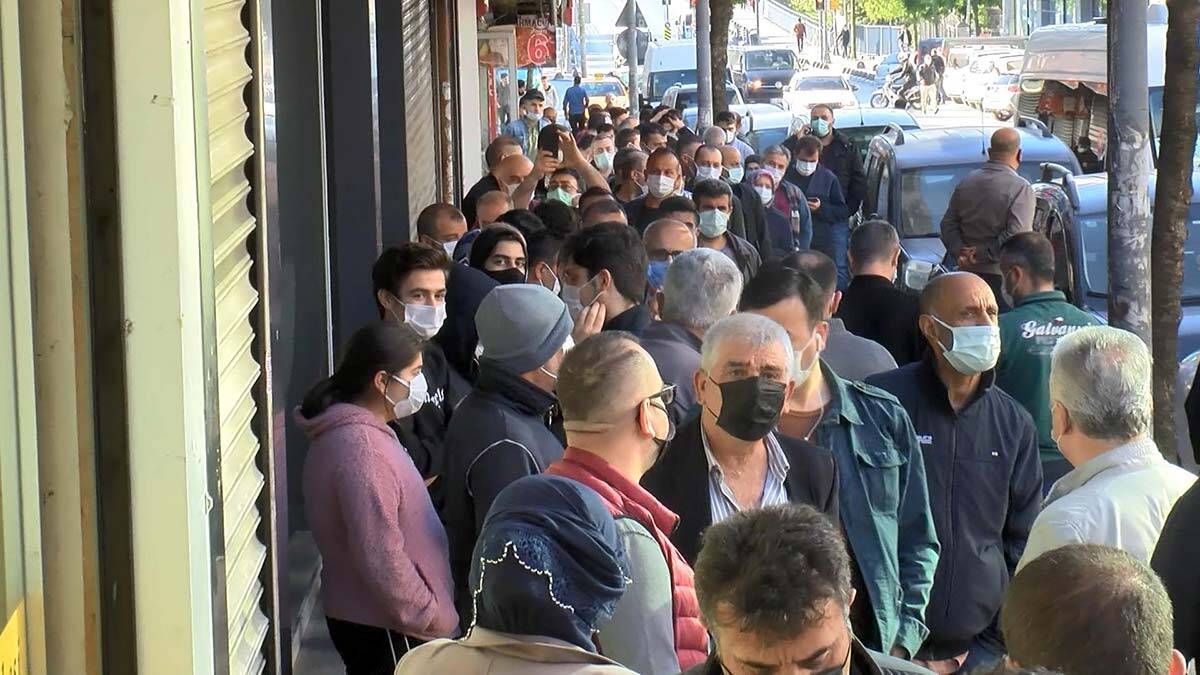 Baklavcı önünde metrelerce kuyruk oluştu