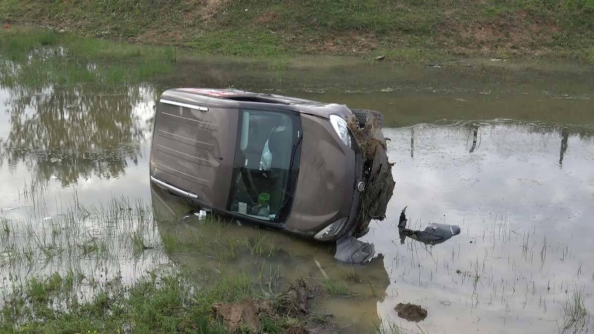Hafif ticari araç gölete uçtu