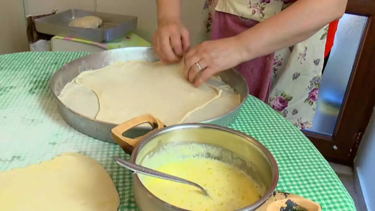 Boşnak kadınları, geleneksel lezzetleri olan boşnak böreğinin bayram sofralarında yerini alması için şimdiden hazırlıklara başladı.