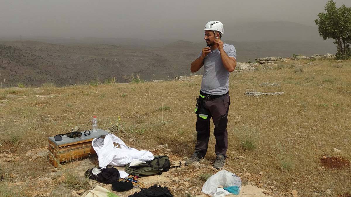 Kayalıklara tırmanıp kaya balı topluyor