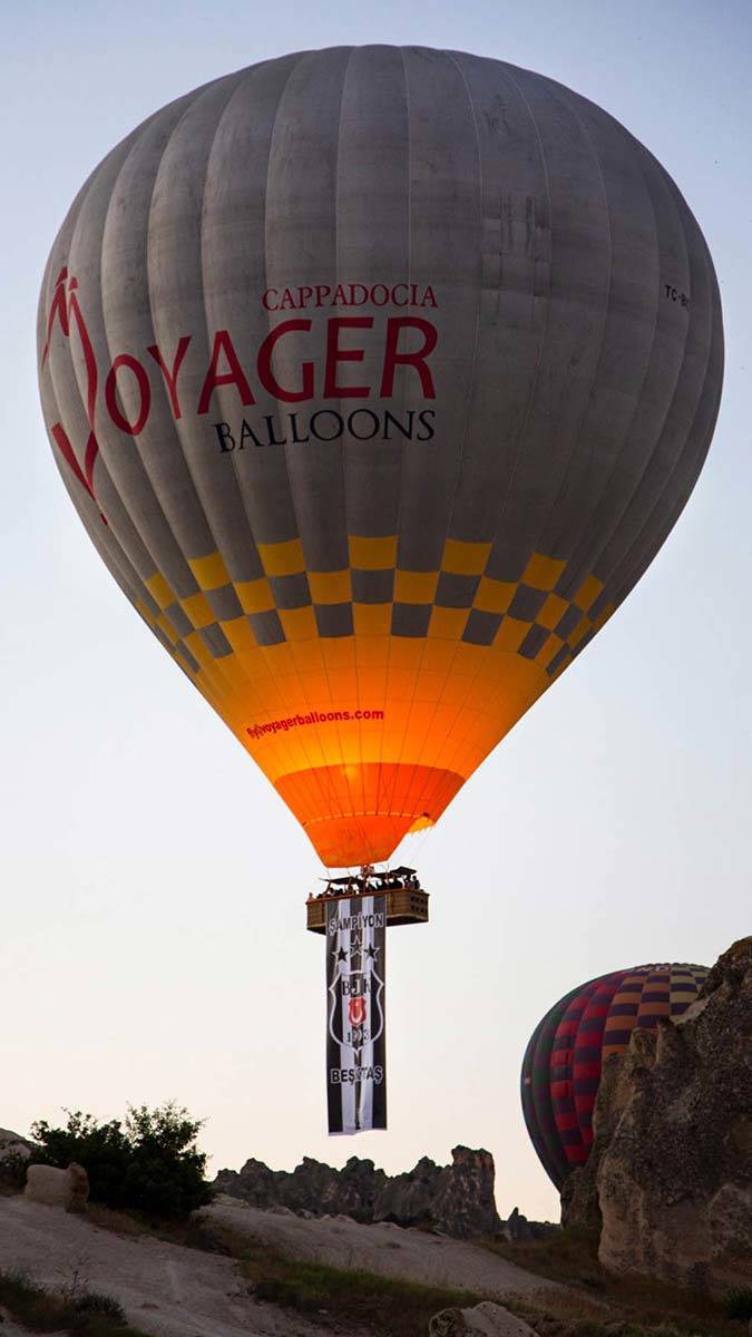  Beşiktaş bayrağı gökyüzünde güzel görüntüler oluşturdu.