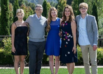 Bill Gates eşi Melinda'ya 1.8 milyar dolarlık hisse aktardı