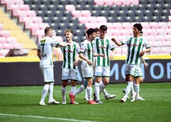 Bursaspor'da 17 oyuncu ilk kez profesyonel ligde oynadı