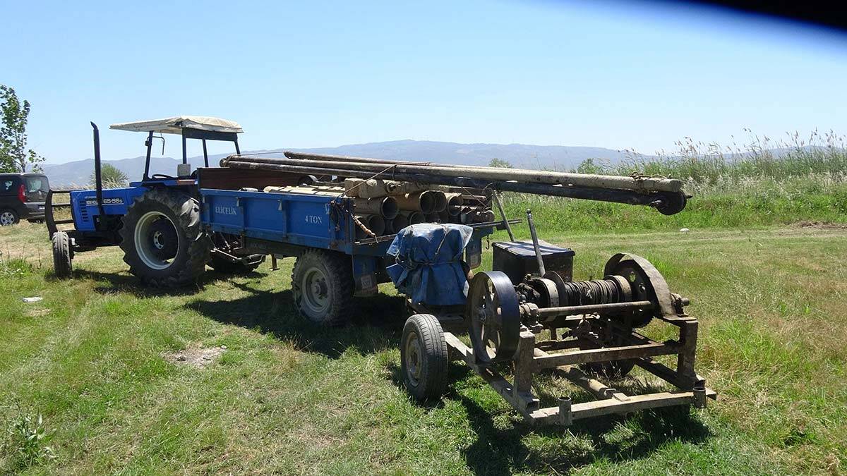 Aydın'da, Büyük Menderes Nehri'ndeki sular kuruyunca çiftçiler yer altı sondaj kuyusu açtırmakta buldu.