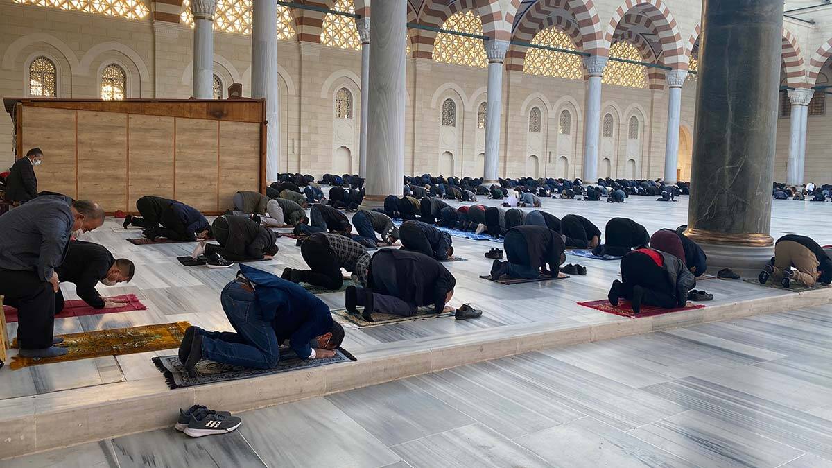 Çamlıca Camii'nde bayram namazı