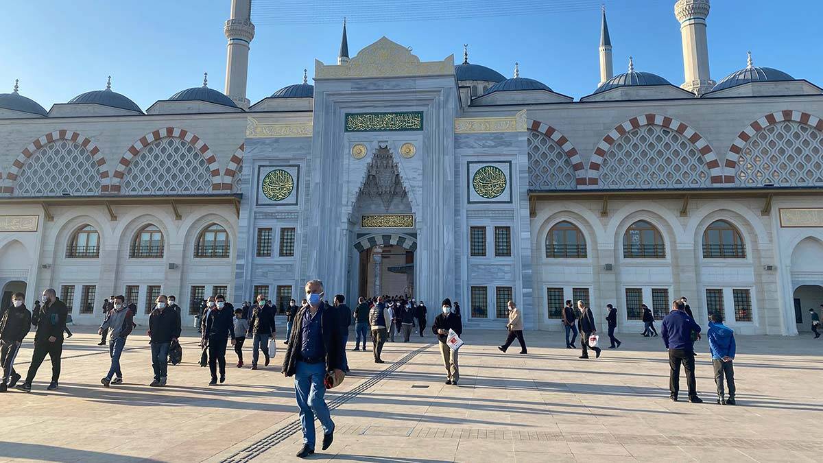 Çamlıca Camii'nde bayram namazı