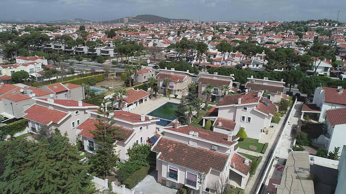 Çeşme'de konut ve arsaların fiyatları daha önce 2 milyondan başlarken bugün 5 -5,5 milyon TL'den satılır hale geldi.