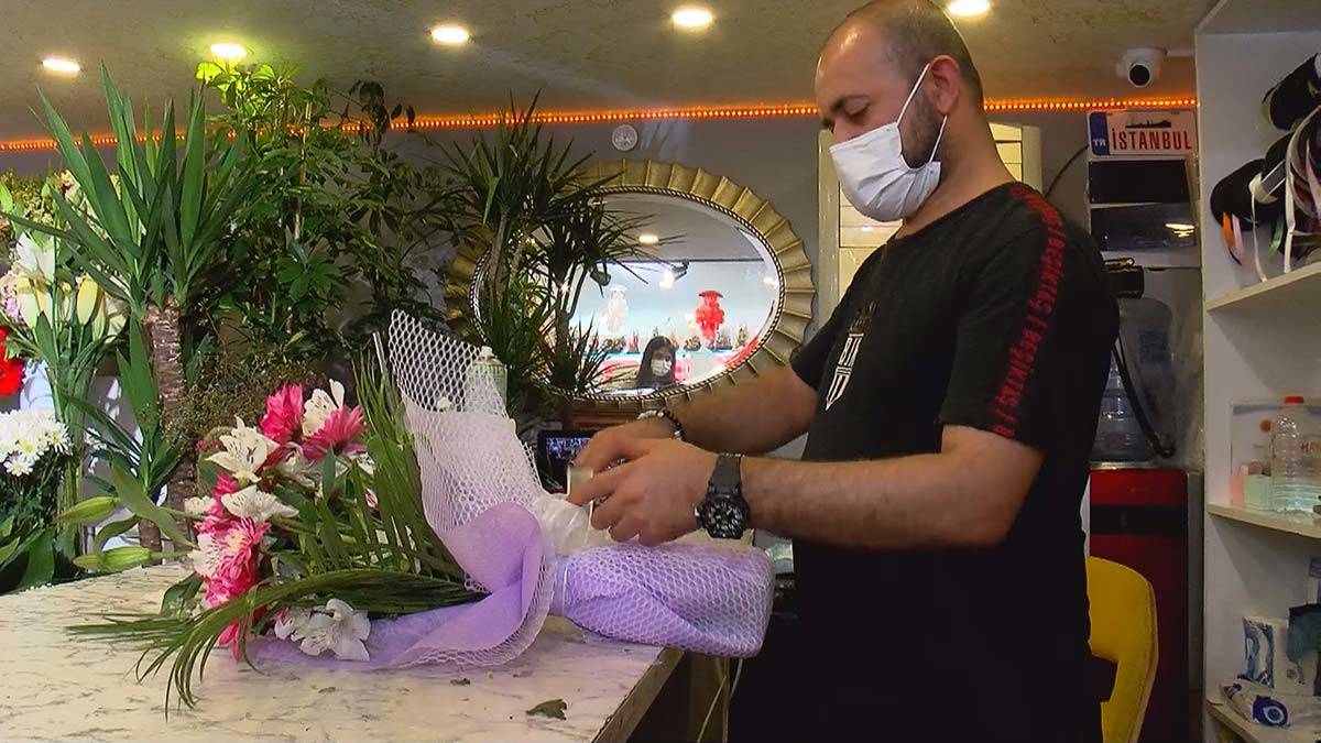 En çok gül ve orkide tercih edildiğini söyleyen çiçekçiler, satışların şimdiden yoğun olmasından memnun.