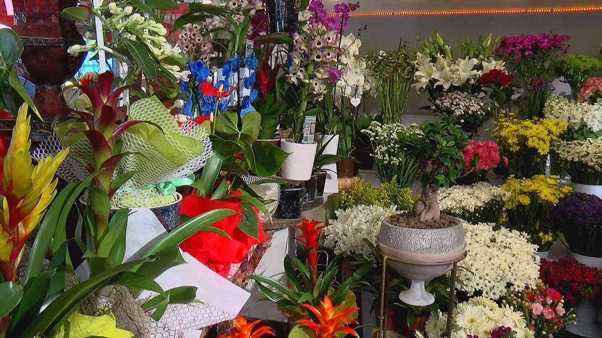 Uygulanan kıstlamalardan muaf olan çiçekçiler, gece gündüz Anneler Günü mesaisi yapıyor.