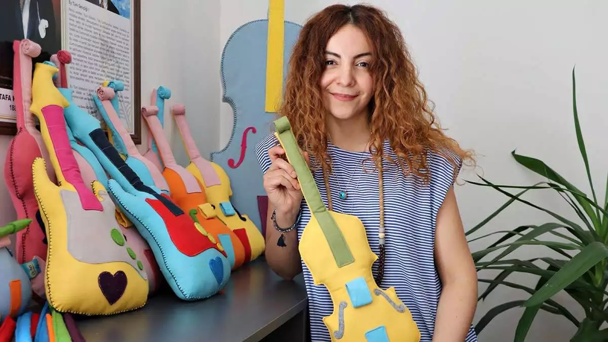 Eskişehir'de müzik okulu sahibi ebru tunca (36); kontrbas, çello, keman, viyola ve elektro gitar gibi enstrümanları, tasarladığı pelüş oyuncaklarla çocuklara sevdirerek müzik eğitimi veriyor.