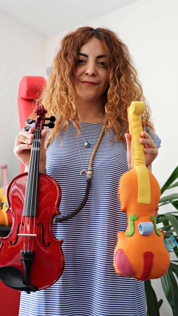 Pelüş oyuncaklarla çocuklara müzik eğitimi
