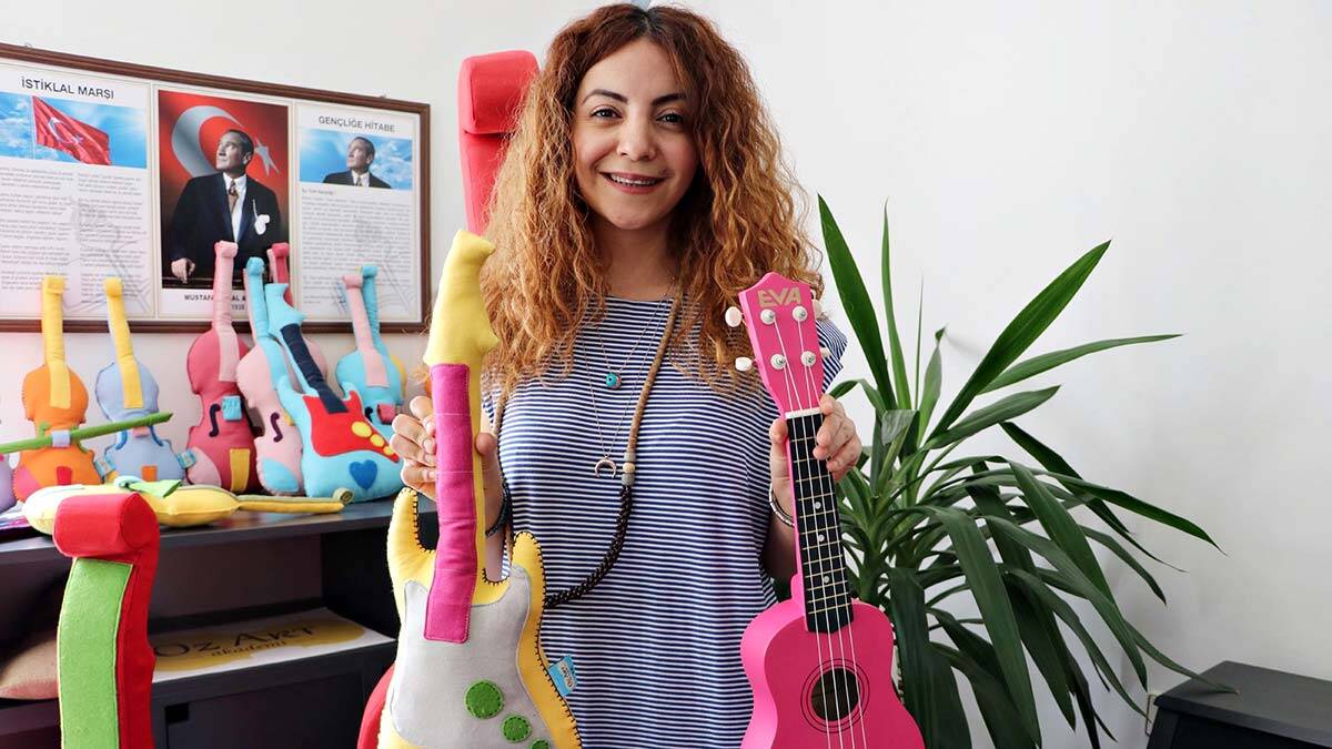 Müzik okulu sahibi Ebru Tunca, çello, keman, viyola ve elektro gitar gibi enstrümanları, tasarladığı pelüş oyuncaklarla çocuklara müzik eğitimi veriyor.