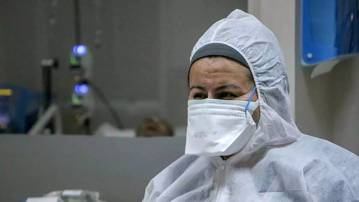 Antalya'da pandemi yoğun bakımında görev yapan hemşire burcu yüksel (32), hastalığı taşımaktan korktuğu oğlu umut ege'ye 1 yıldır sarılamıyor.