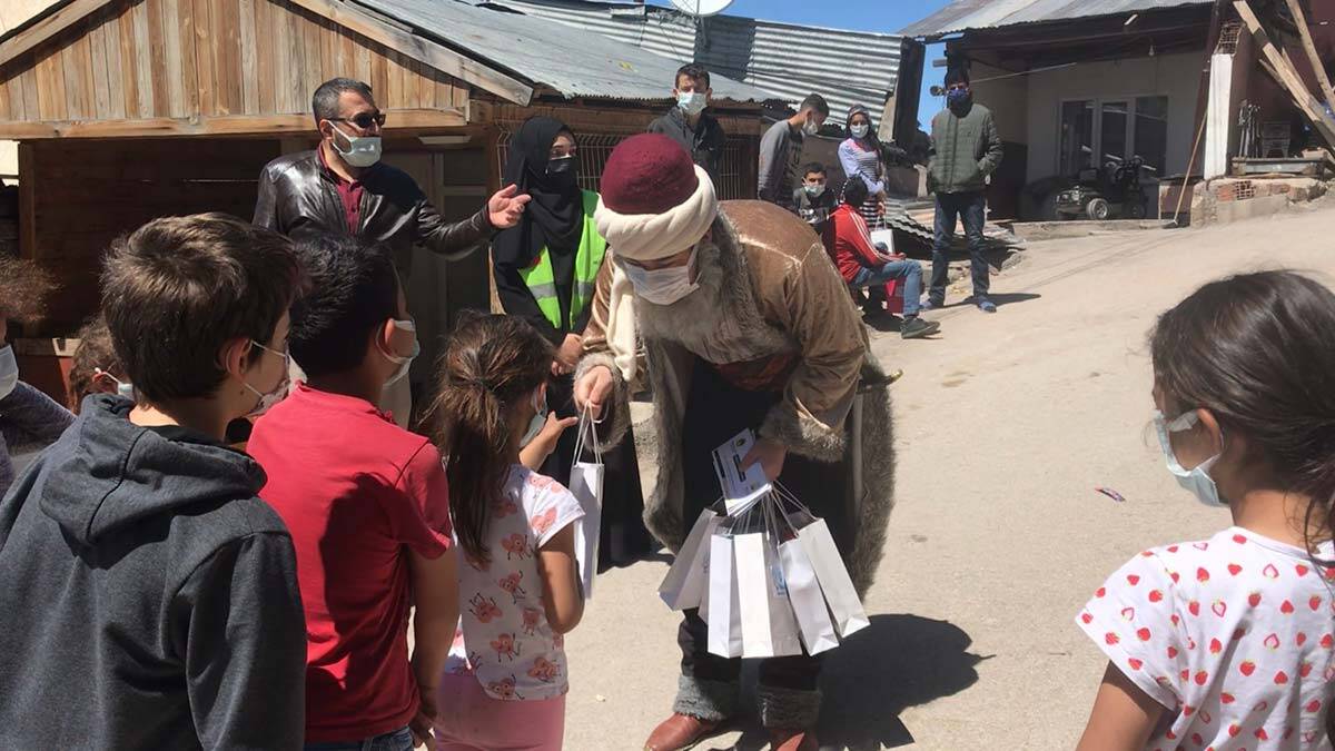 Dede Korkut kılığına girip bayram harçlığı dağıttı