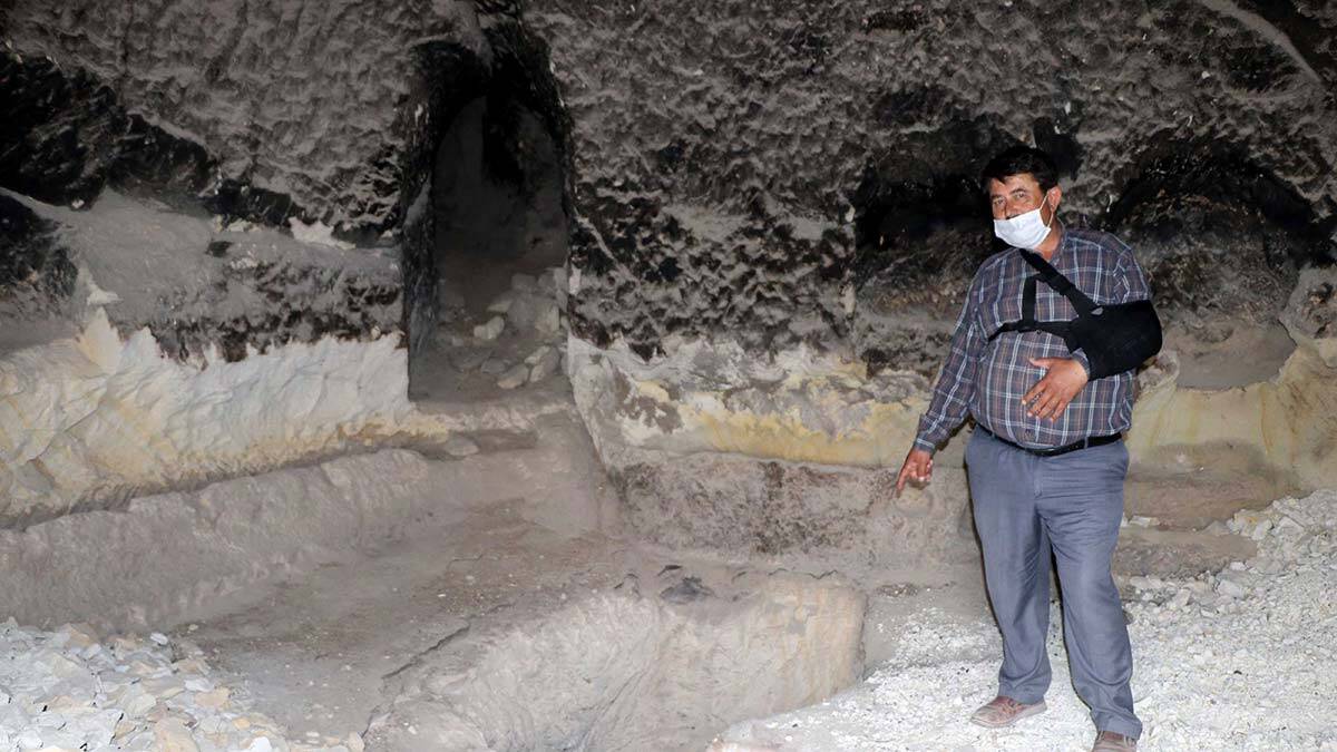 Kayseri’nin Yeşilhisar ilçesinde Bizans döneminde komutanların karargahı olarak kullanıldığı belirtilen kayadan oyma tarihi yapıyı defineciler tahrip etti.