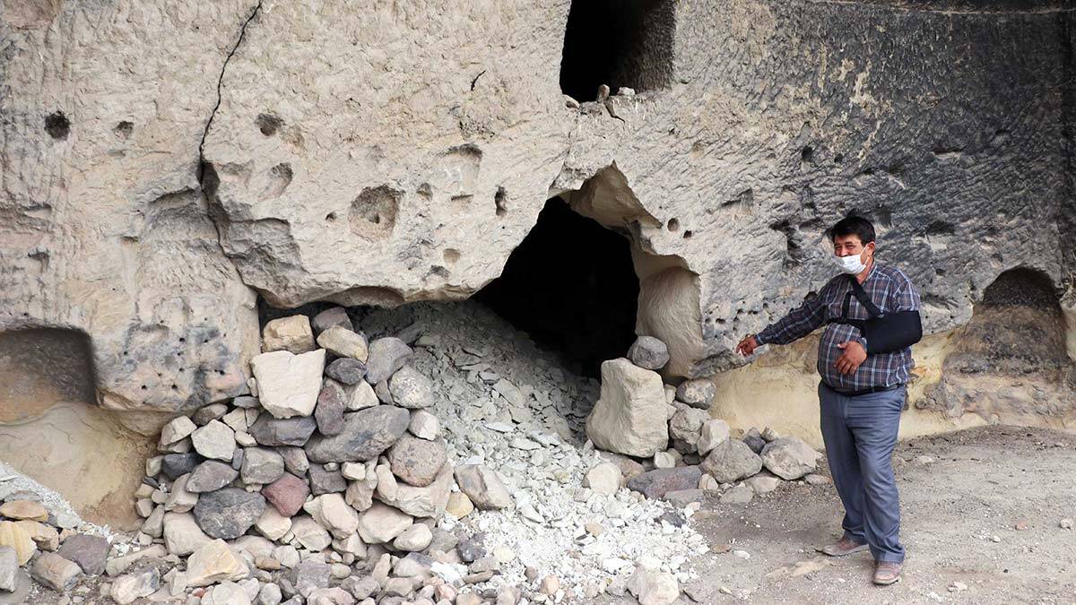 Kayadan oyma tarihi yapıyı defineciler tahrip etti