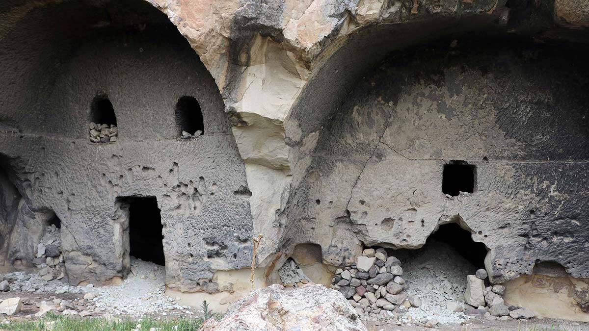 Kayadan oyma tarihi yapıyı defineciler tahrip etti