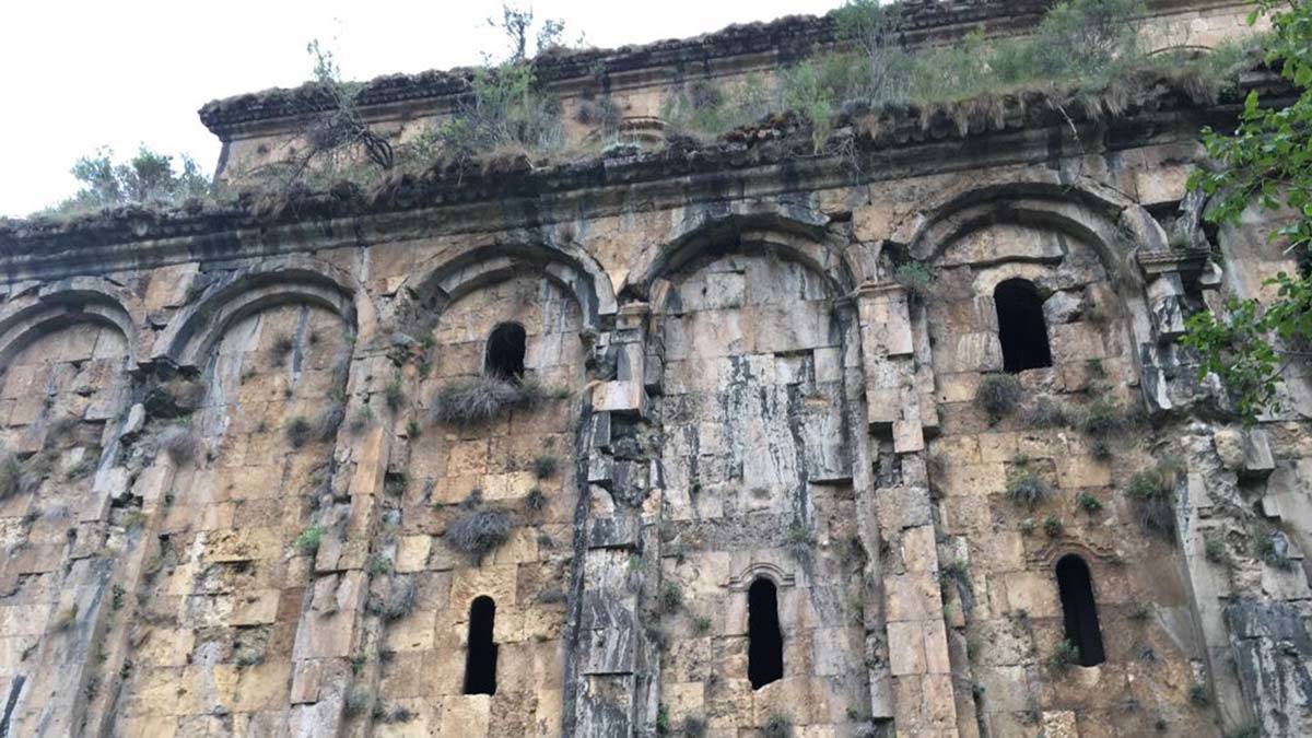 Definecilerin talan ettiği manastır restore edilecek