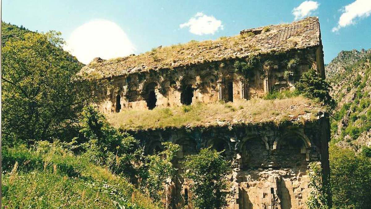 Definecilerin talan ettiği manastır restore edilecek