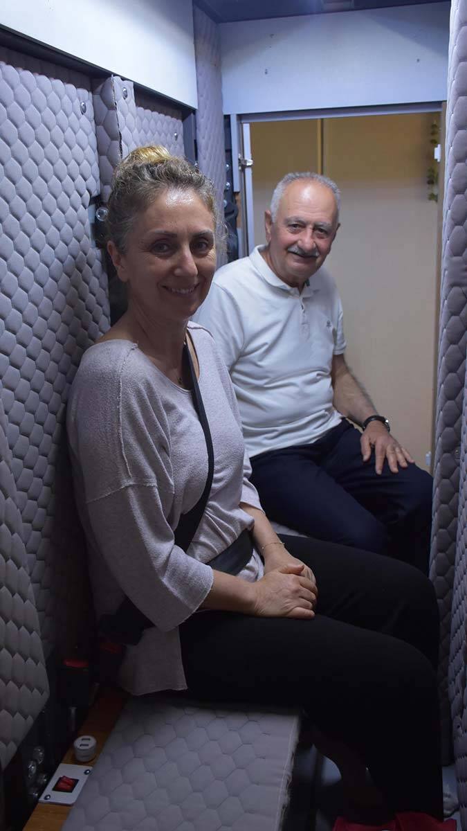 Tozan, bilgisayar ortamında yapılan statik hesaplara göre 66 tona kadar dayanıklı olduğu tespit edilen kabinin dışını ise TV ünitesi yaptı, böylelikle en çok vakit geçirdikleri salona koyduğu kabini günlük olarak da kullanışlı hale getirdi.