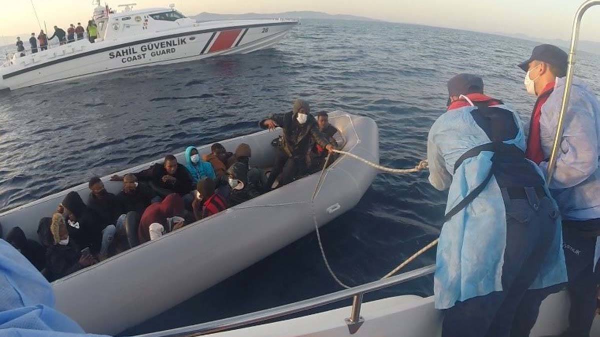 Dikili'de 21 kaçak göçmen kurtarıldı