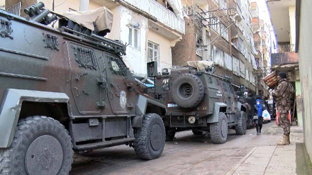 Operasyonda, aralarında HDP'li yöneticilerin de bulunduğu 29 şüpheli, gözaltına alındı.