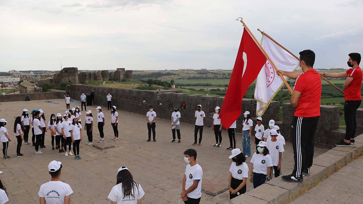 Tarihi surlarda ay yıldız koreografisi