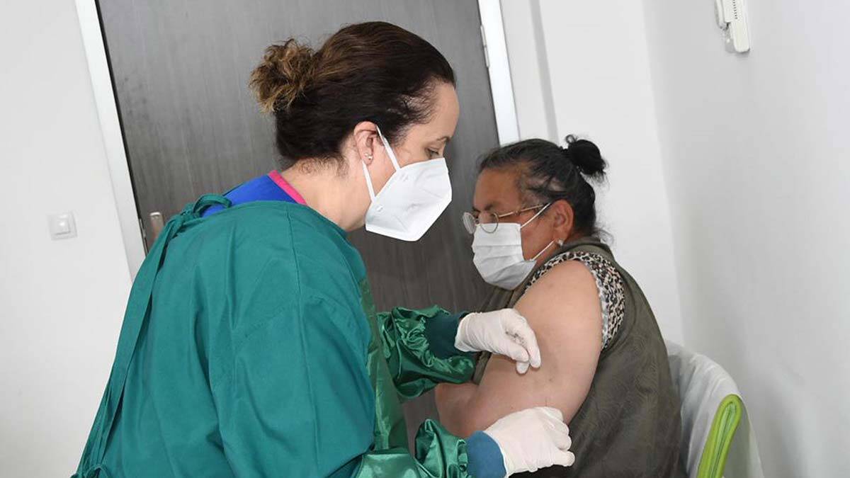 Altıntaş, "Vücudumuzda savunma hücresi dediğimiz beyaz küreler var. Beyaz kürenin aktivitesine bakmışlar. Sadece bir gün, tek bir gün, 4 saatin altında uyuyacak olursan aktivitesi hücrelerinin yüzde 70 azalıyor. Bu hücre ne için gerekli? Kanser hücrelerini öldürmek için gerekli, vücudunuza giren virüsleri bakterileri öldürmek için gerekli" dedi.