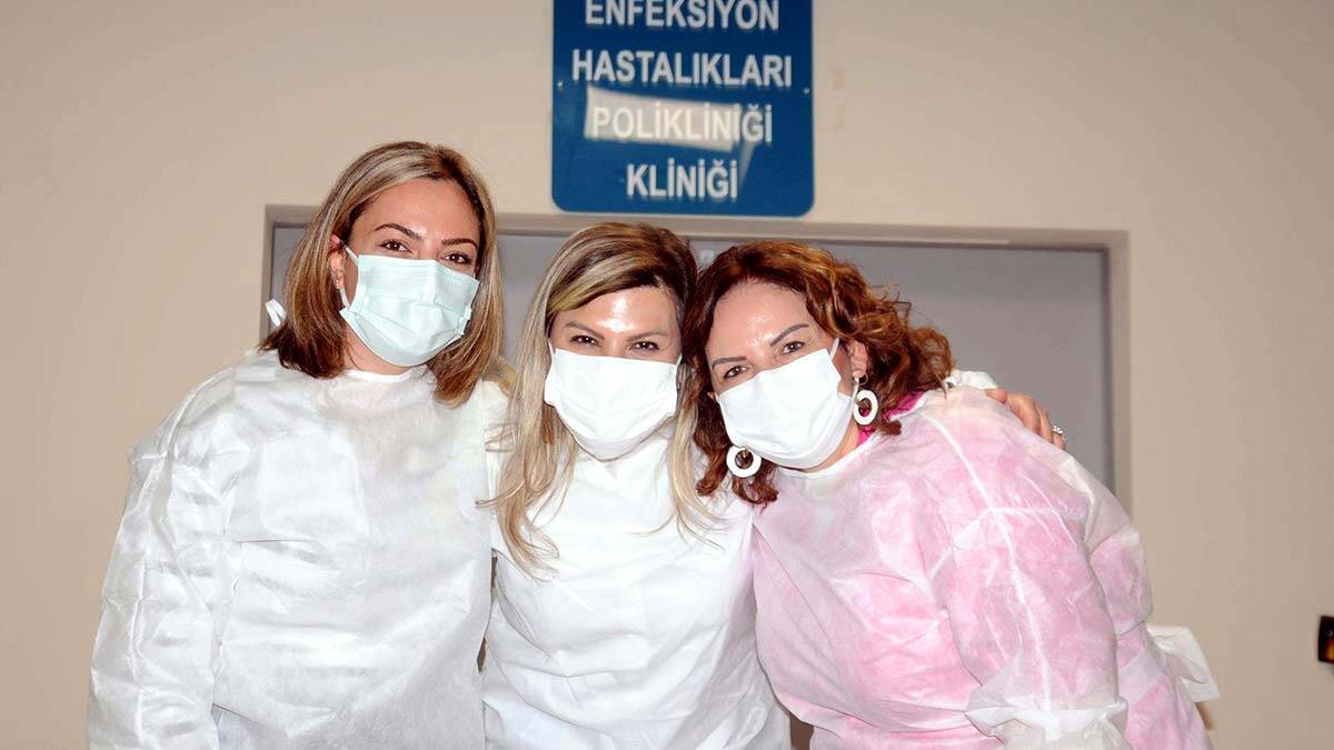 Uzman doktorlar Bahar Yenigün, Fulya Tanrıkulu ve Müge Kaya, Anneler Günü’nü hastanede karşılıyor.